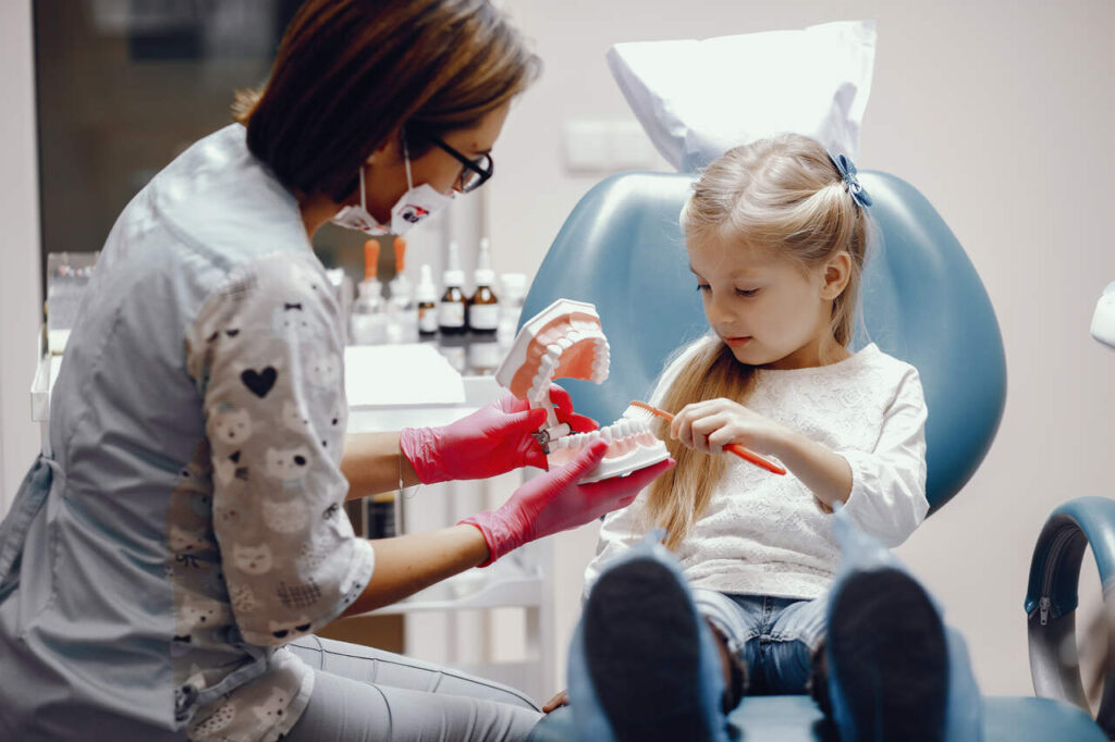 criança no dentista pela primeira vez