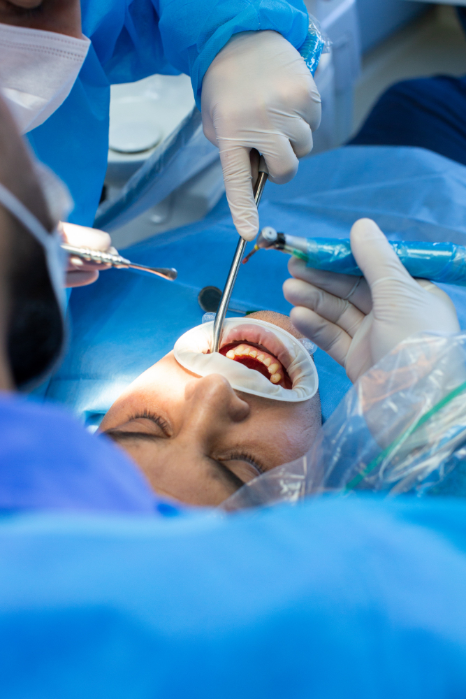 pessoa no dentista enquanto profissional faz uma avaliação da sua saúde bucal.